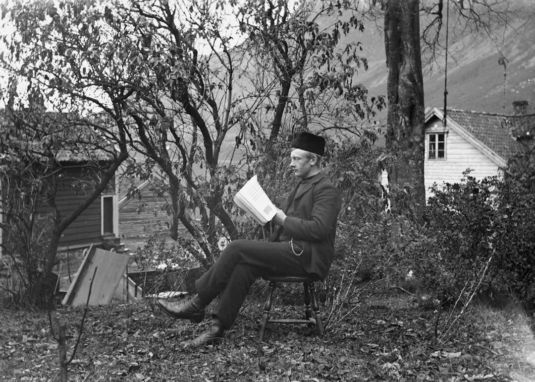 detective reading old case file
